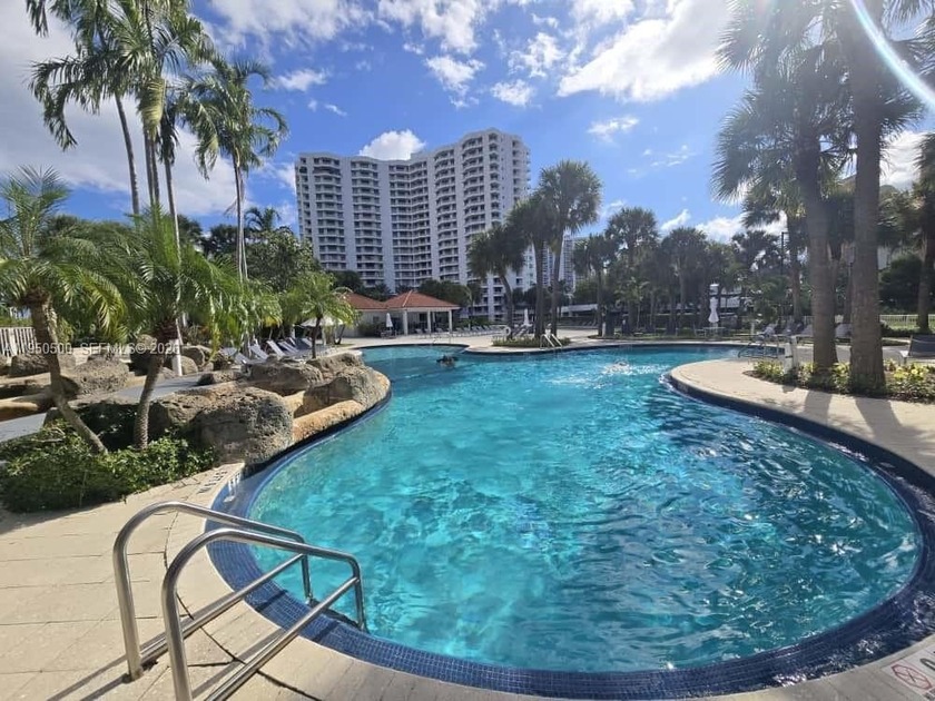 Beautiful and well-maintained condo located in a full-service - Beach Condo for sale in Aventura, Florida on Beachhouse.com