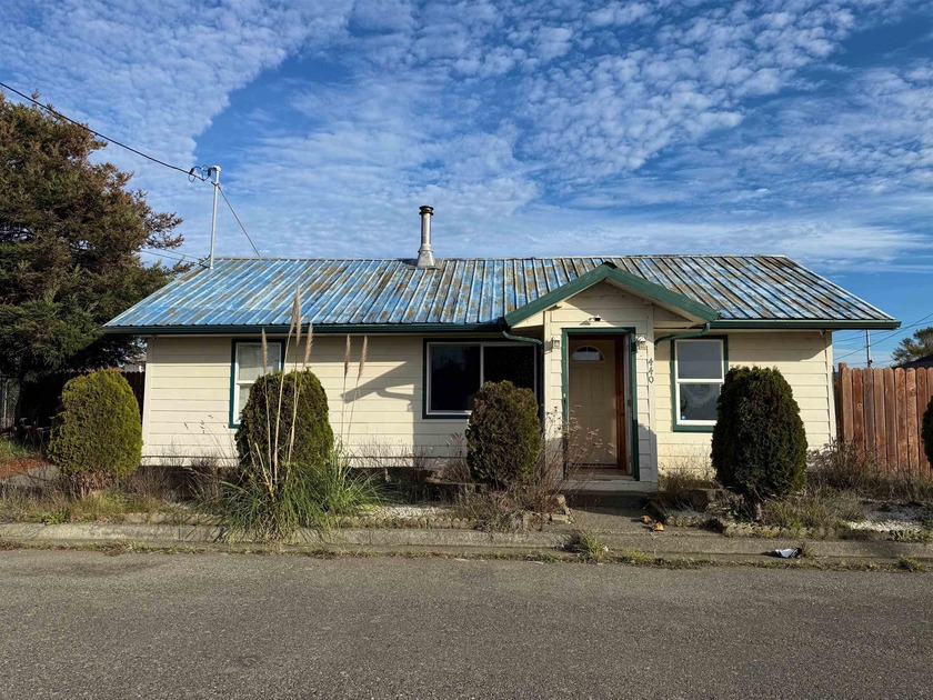 A fantastic fixer-upper opportunity for investors! Built in 1918 - Beach Home for sale in Crescent City, California on Beachhouse.com