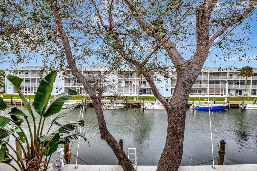 WOW! Updated 2/2 waterfront condo with a deeded 30' boat slip - Beach Townhome/Townhouse for sale in Lake Park, Florida on Beachhouse.com