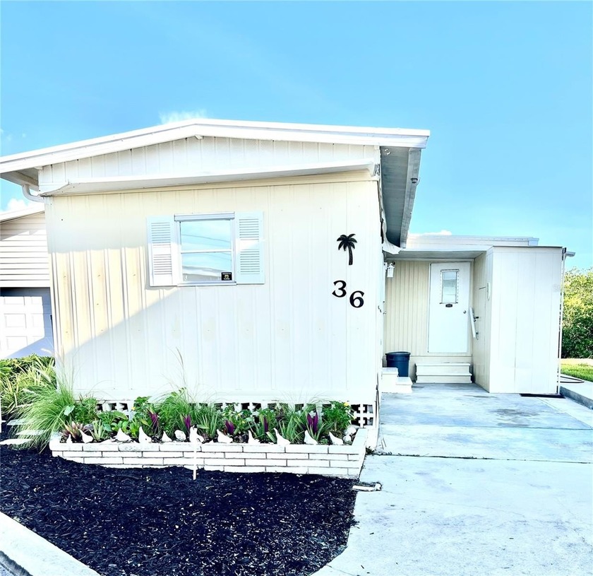 WATERFRONT IN NORTH VENICE UNDER $300,000! Bring your boat, no - Beach Home for sale in Venice, Florida on Beachhouse.com