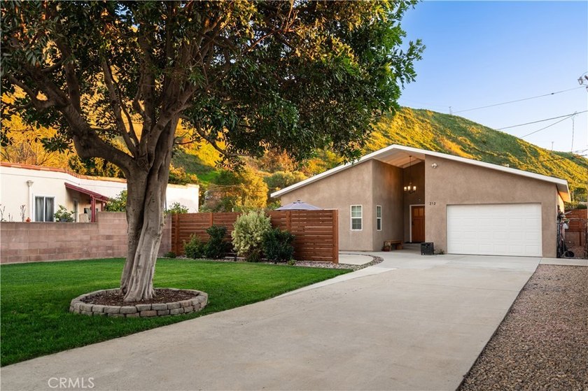 Located on one of the last single home lots off Ventura Avenue - Beach Home for sale in Ventura, California on Beachhouse.com
