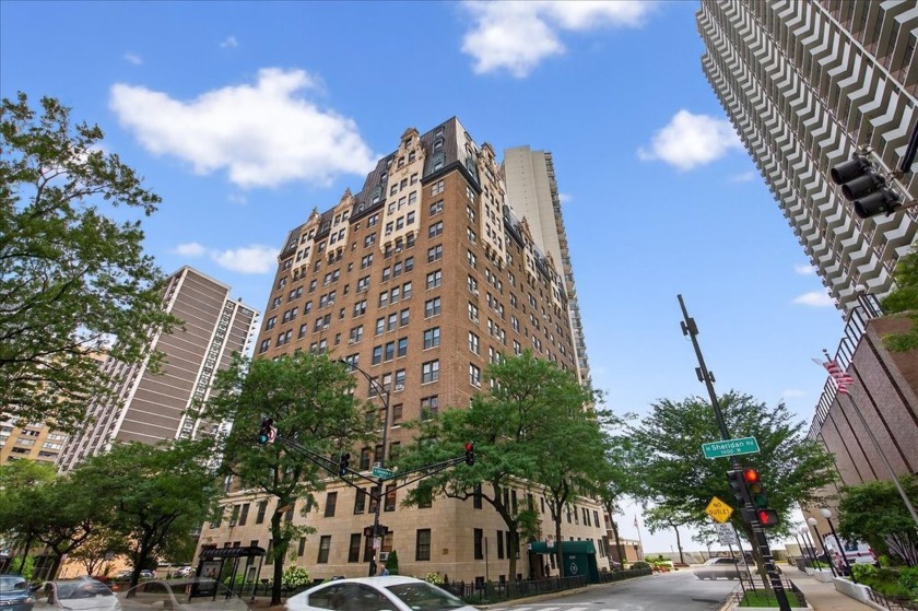 Park Edgewater. Updated, spacious one bedroom in a vintage - Beach Home for sale in Chicago, Illinois on Beachhouse.com