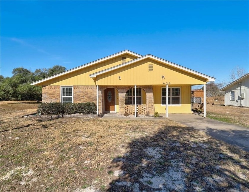 This house has had a lifetime of love and needs somebody to call - Beach Home for sale in Aransas Pass, Texas on Beachhouse.com