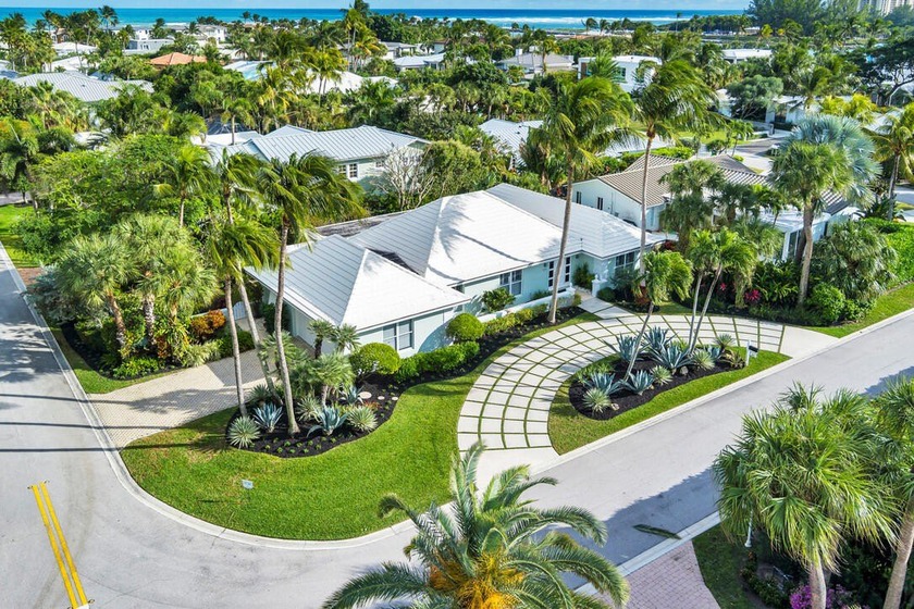 This is a classic Bermuda-style 4 bedroom, 2.5 bath home that - Beach Home for sale in Jupiter Inlet Colony, Florida on Beachhouse.com