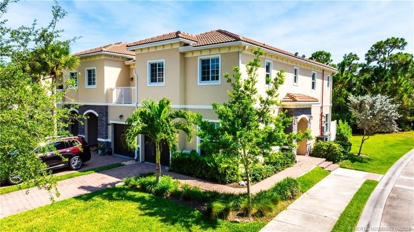 PRICED TO SELL: Spectacular 4/3 end unit across from the pool - Beach Townhome/Townhouse for sale in Hobe Sound, Florida on Beachhouse.com