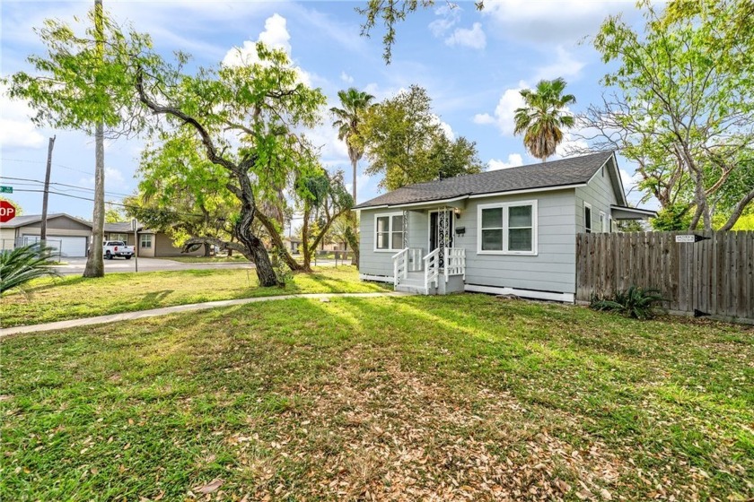 Discover your dream home! Step inside to freshly painted - Beach Home for sale in Corpus Christi, Texas on Beachhouse.com