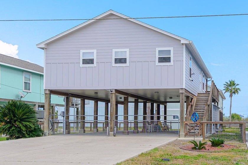 Elevated 2-bedroom, 2-bath coastal cottage in South Rockport - Beach Home for sale in Rockport, Texas on Beachhouse.com