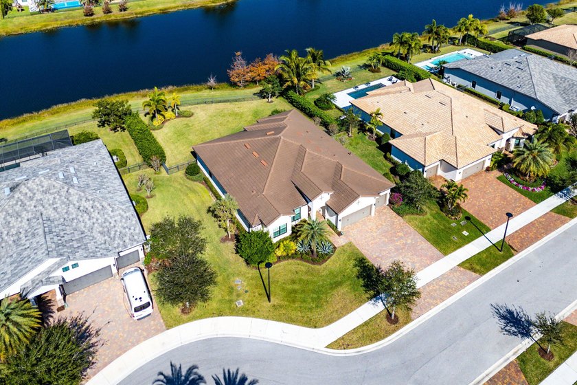 Buyer's Agents Welcome! This 1/3 Acre Waterfront Estate Home - Beach Home for sale in Palm Beach Gardens, Florida on Beachhouse.com