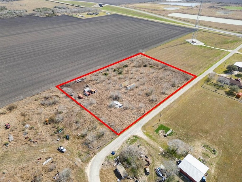 Expansive acreage just of Hwy 35! Ready to be built upon or add - Beach Lot for sale in Port Lavaca, Texas on Beachhouse.com