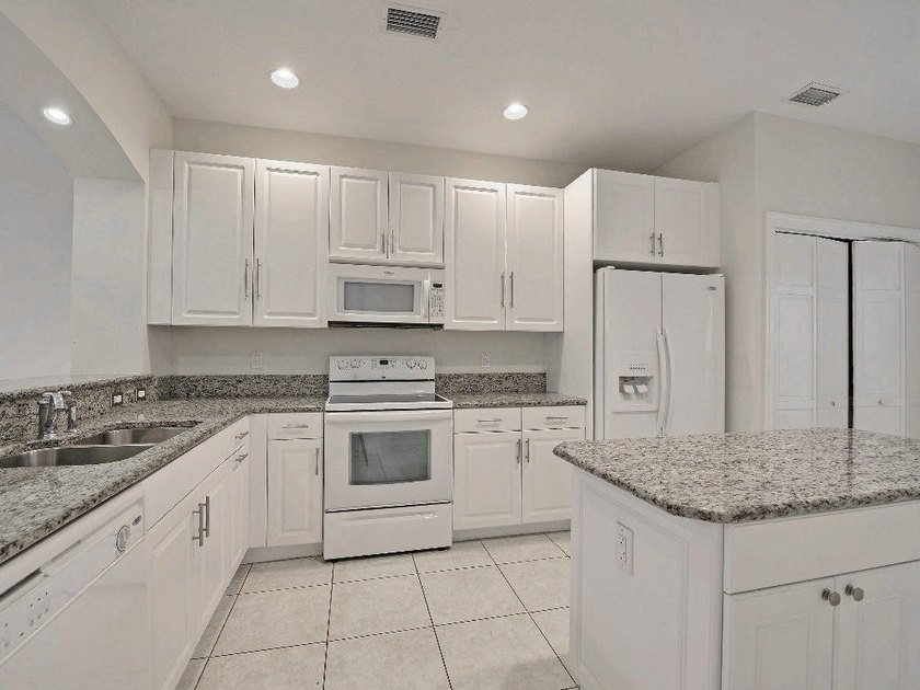 Beautiful 3 Bedroom 2 Bath 2007 town house with a two car garage - Beach Townhome/Townhouse for sale in Vero Beach, Florida on Beachhouse.com