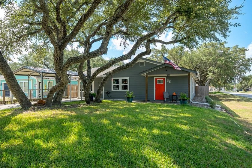 Meticulously maintained 3-bedroom, 2-bath on corner lot. Total - Beach Home for sale in Fulton, Texas on Beachhouse.com