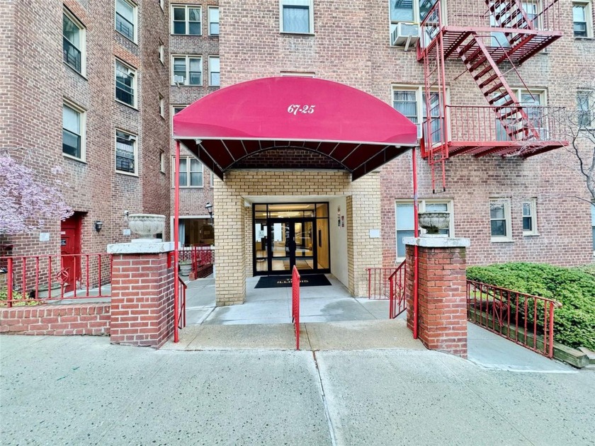 Specious Studio in Prime Forest Hills Location, Functional floor - Beach Home for sale in Forest Hills, New York on Beachhouse.com