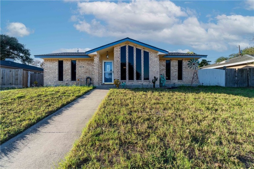 Welcome to your perfect retreat just 15 min from the beach! This - Beach Home for sale in Corpus Christi, Texas on Beachhouse.com