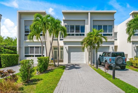 Wow!  Best location in North Miami. Near all the *action*, the - Beach Townhome/Townhouse for sale in North Miami, Florida on Beachhouse.com