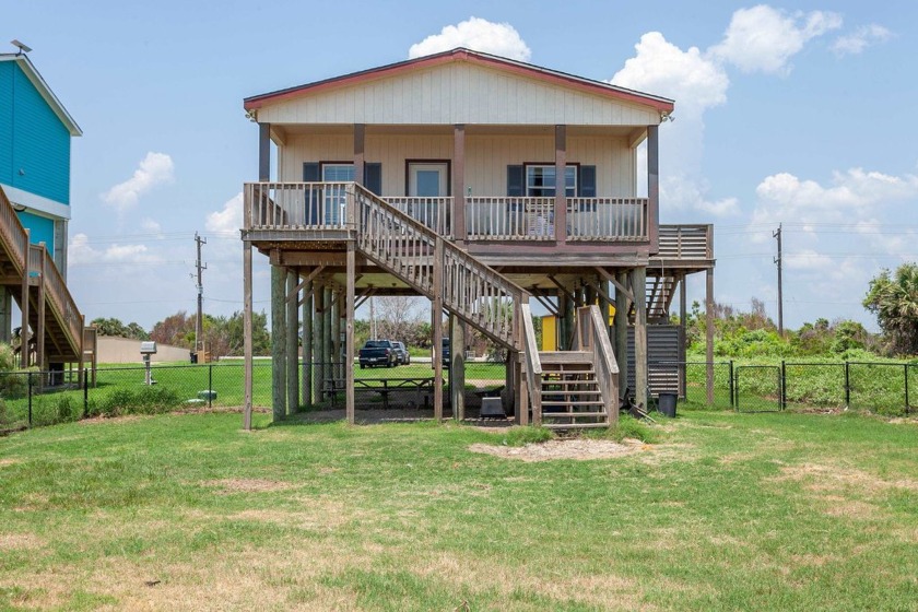 This cozy 3 bedroom, 2 bath waterfront beach house is a must - Beach Home for sale in Gilchrist, Texas on Beachhouse.com