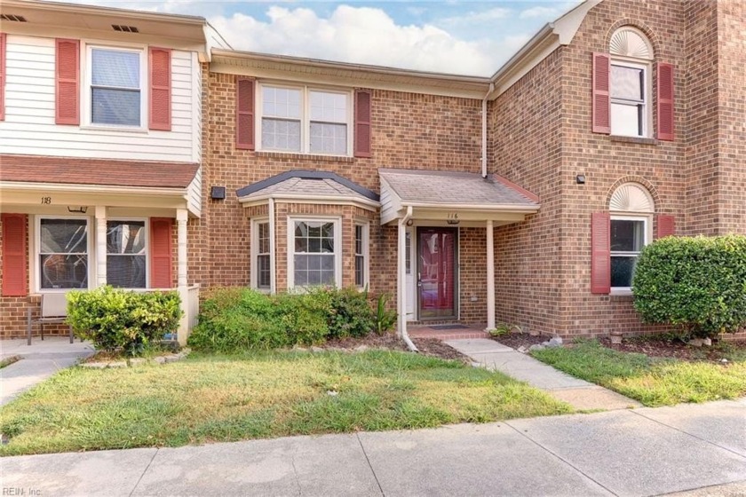 Look no further! This lovely townhome in Scotland Square is move - Beach Home for sale in Hampton, Virginia on Beachhouse.com