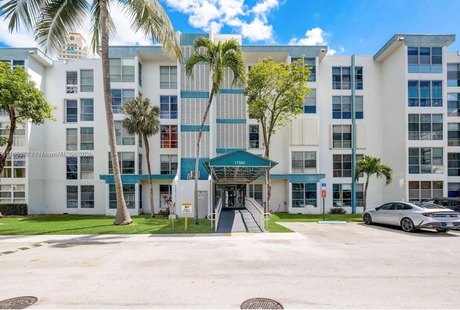 Very Spacious 1/1.5 condo with Den that can be use as an office - Beach Condo for sale in Sunny Isles Beach, Florida on Beachhouse.com