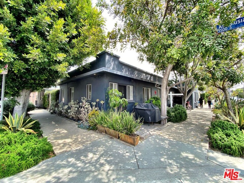This beautifully maintained 8-unit compound is a rare find! - Beach Home for sale in Venice, California on Beachhouse.com