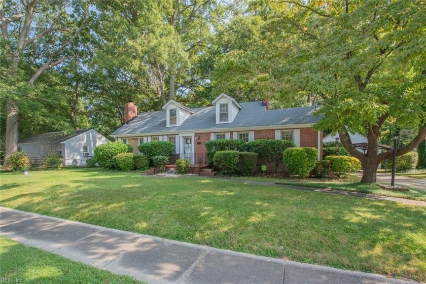 2.5 MILES TO THE BEACH! BRAND NEW ROOF! Super charming - Beach Home for sale in Norfolk, Virginia on Beachhouse.com