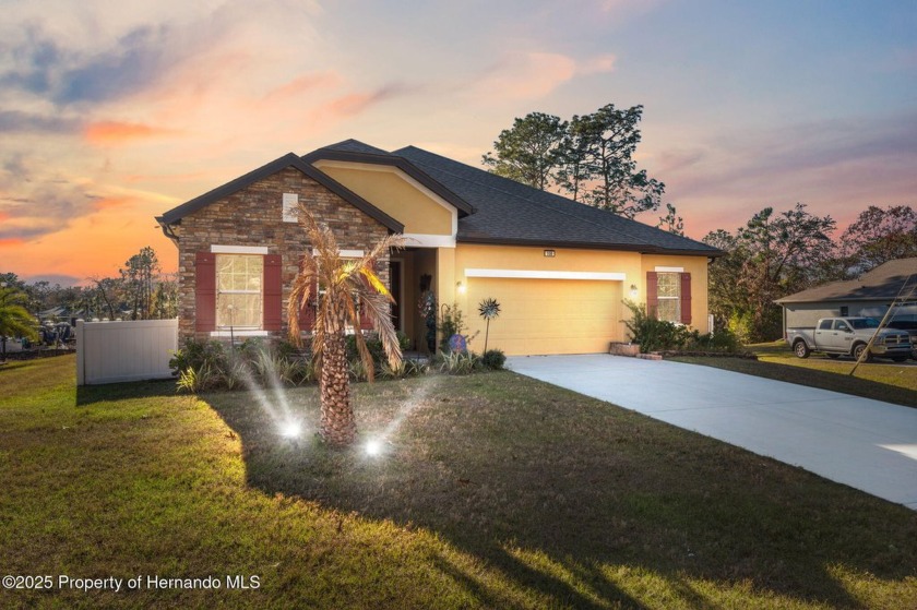 PRICE REDUCED!! This exquisite 4-bedroom, 3-bathroom home in Oak - Beach Home for sale in Homosassa, Florida on Beachhouse.com