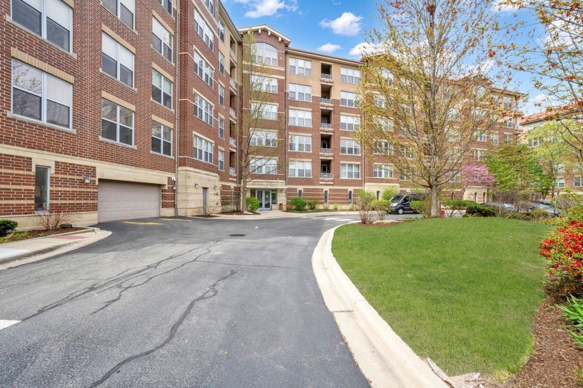 Move-In Ready 2 Bed / 2 Bath in Sought-After Siena at Old - Beach Home for sale in Skokie, Illinois on Beachhouse.com