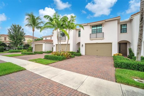 Come see this beautiful Bonaire townhome, featuring contemporary - Beach Townhome/Townhouse for sale in Boca Raton, Florida on Beachhouse.com