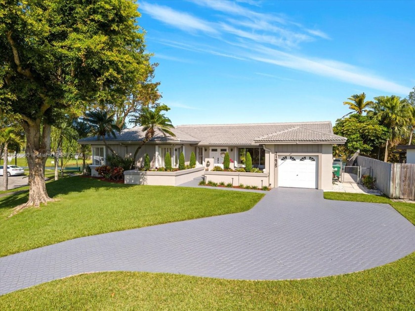 The best of indoor & outdoor lakefront living * Located on quiet - Beach Home for sale in Cutler Bay, Florida on Beachhouse.com