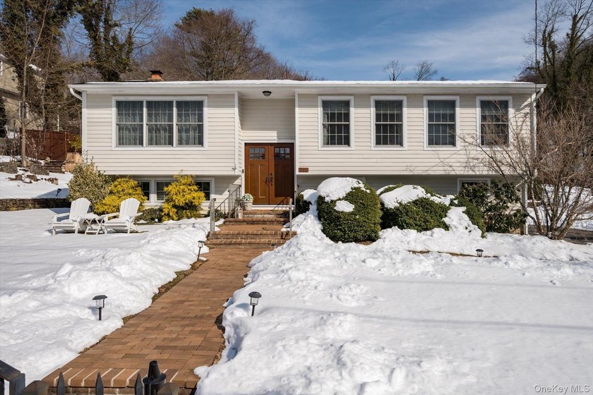 Exceptional Northport Village home. Updated in 2019 with a gated - Beach Home for sale in Northport, New York on Beachhouse.com