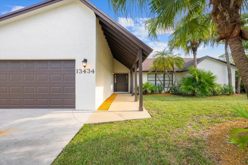 Beautiful updated pool home located within Sugar Pond Manor in - Beach Home for sale in Wellington, Florida on Beachhouse.com