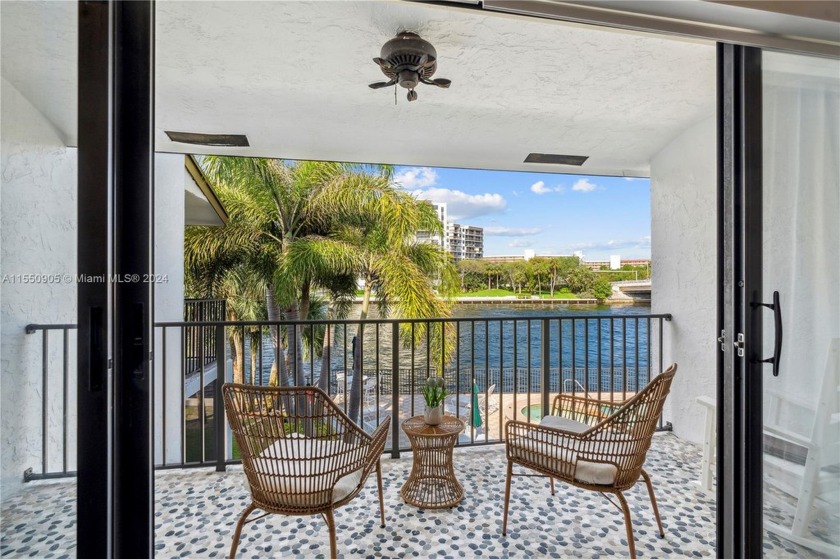Beautifully renovated 3 bedroom 2.5 bath townhome one block from - Beach Townhome/Townhouse for sale in Pompano Beach, Florida on Beachhouse.com