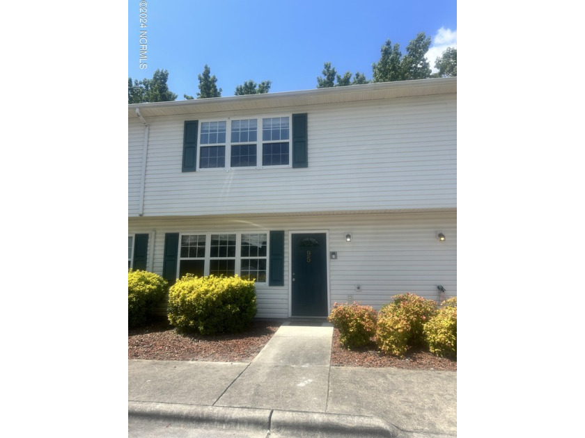 Come check out this conveniently located townhome in Swansboro - Beach Townhome/Townhouse for sale in Swansboro, North Carolina on Beachhouse.com