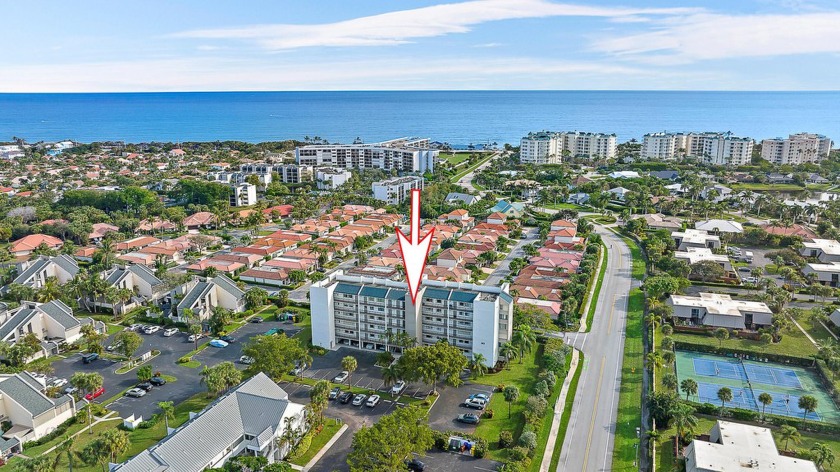 Just one block from the beach! This true 3-bedroom condo - Beach Condo for sale in Jupiter, Florida on Beachhouse.com