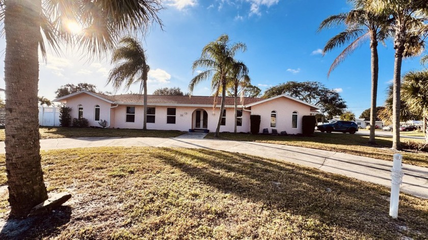 This coastal retreat with 3 bedroom 2.5 bath w/ spacious den or - Beach Home for sale in North Palm Beach, Florida on Beachhouse.com