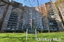 Spacious Studio Apartment in Luxury Fairview Complex. The Unit - Beach Apartment for sale in Forest Hills, New York on Beachhouse.com