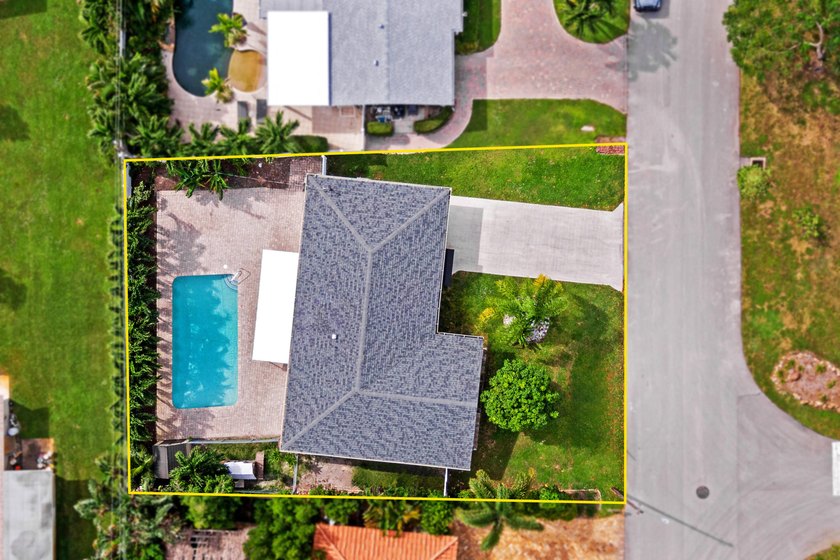 Completely updated and move-in ready, this 3-bedroom, 2-bath - Beach Home for sale in Deerfield Beach, Florida on Beachhouse.com