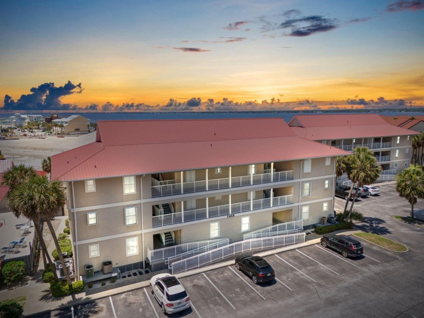 Welcome to this lovely END UNIT with numerous windows offering - Beach Condo for sale in Navarre, Florida on Beachhouse.com