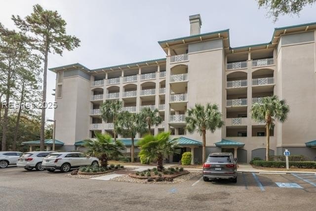 This spacious 3-bedroom, 3-bath condo offers an open layout and - Beach Condo for sale in Hilton Head Island, South Carolina on Beachhouse.com