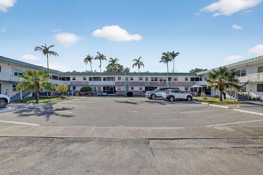 LIVE THE FLORIDA LIFESTYLE IN THIS 1 BED/1 BATH UNIT ON A PALM - Beach Condo for sale in Hollywood, Florida on Beachhouse.com