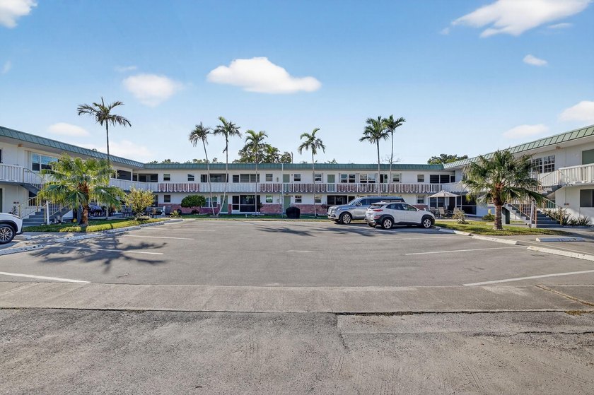 LIVE THE FLORIDA LIFESTYLE IN THIS 1 BED/1 BATH UNIT ON A PALM - Beach Condo for sale in Hollywood, Florida on Beachhouse.com