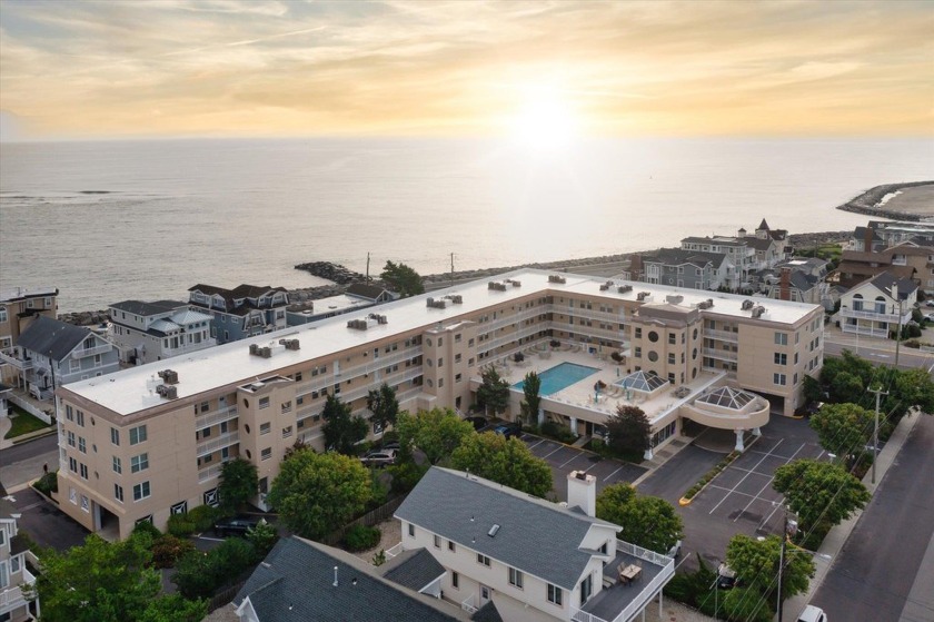 This charming 2 bedroom, 2 bath Avalon condo offers an - Beach Condo for sale in Avalon, New Jersey on Beachhouse.com