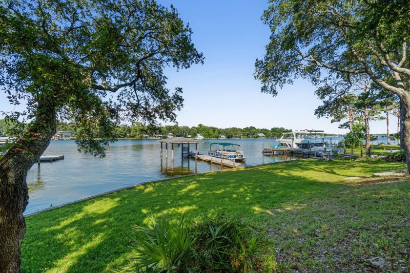 Stunning waterfront property in the Cinco Bayou area. 4 bed, 3 - Beach Home for sale in Fort Walton Beach, Florida on Beachhouse.com