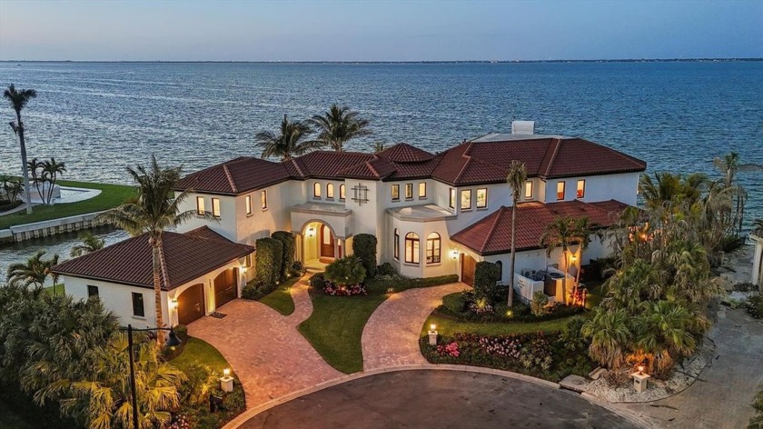 A luxurious coastal retreat at the water's edge on Longboat Key - Beach Home for sale in Longboat Key, Florida on Beachhouse.com