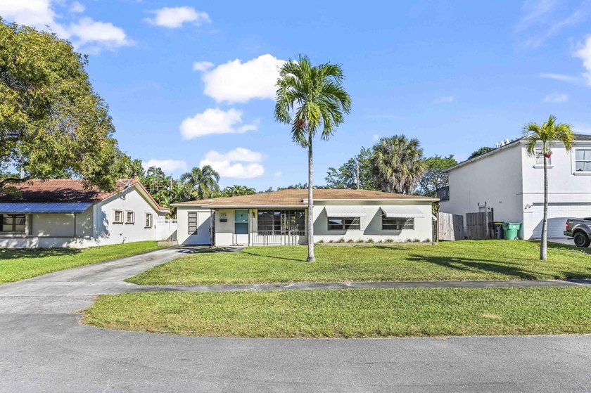 Charming single-family home with 3 bedrooms plus convertible - Beach Home for sale in Dania, Florida on Beachhouse.com