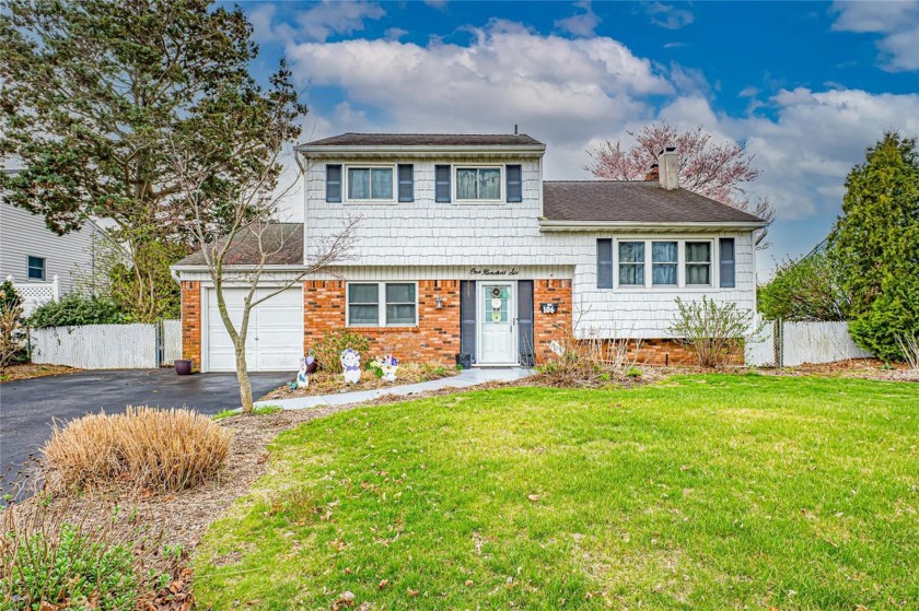 This lovely 4 bedroom home is a must see!!!  Many upgrades - Beach Home for sale in Kings Park, New York on Beachhouse.com
