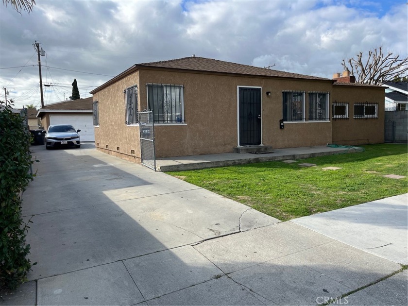 Nice duplex. next to a park. Front is a 2bd/1ba back is 2bd/2ba - Beach Townhome/Townhouse for sale in Long Beach, California on Beachhouse.com