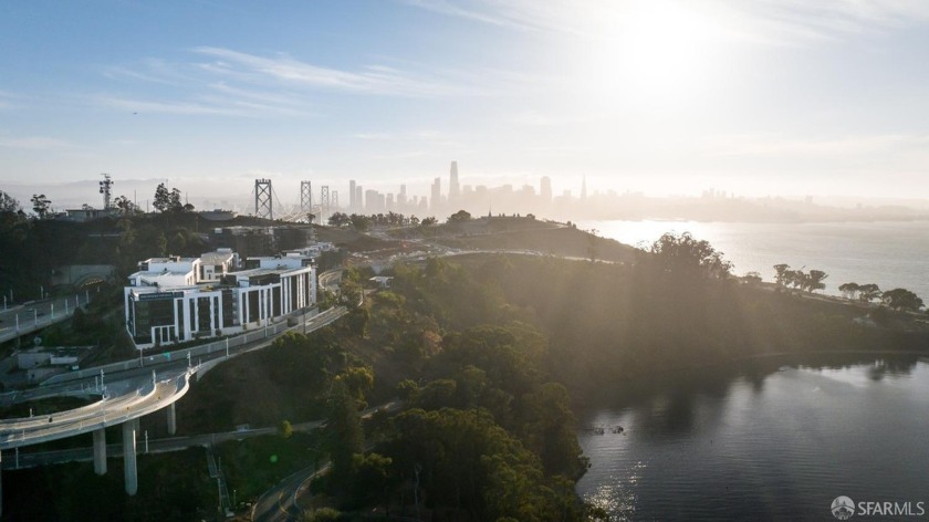 This 3-bed, 2.5-bath home is all about the views. Your - Beach Condo for sale in San Francisco, California on Beachhouse.com