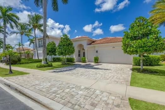 RARE PRISTINE TURN KEY OPPORTUNITY. Nestled away on a quiet - Beach Home for sale in Palm Beach Gardens, Florida on Beachhouse.com
