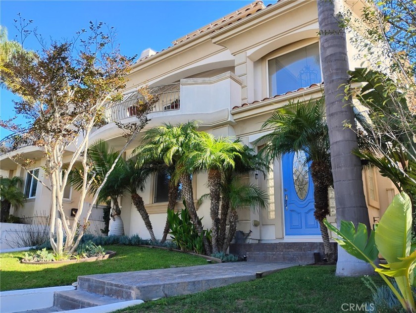 Experience the coastal living in this beautiful - Beach Townhome/Townhouse for sale in Redondo Beach, California on Beachhouse.com