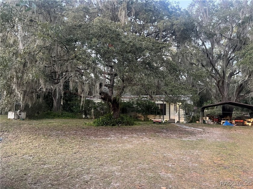 Investor Special near Lake Rousseau! This 2-bedroom, 2-bath home - Beach Home for sale in Inglis, Florida on Beachhouse.com