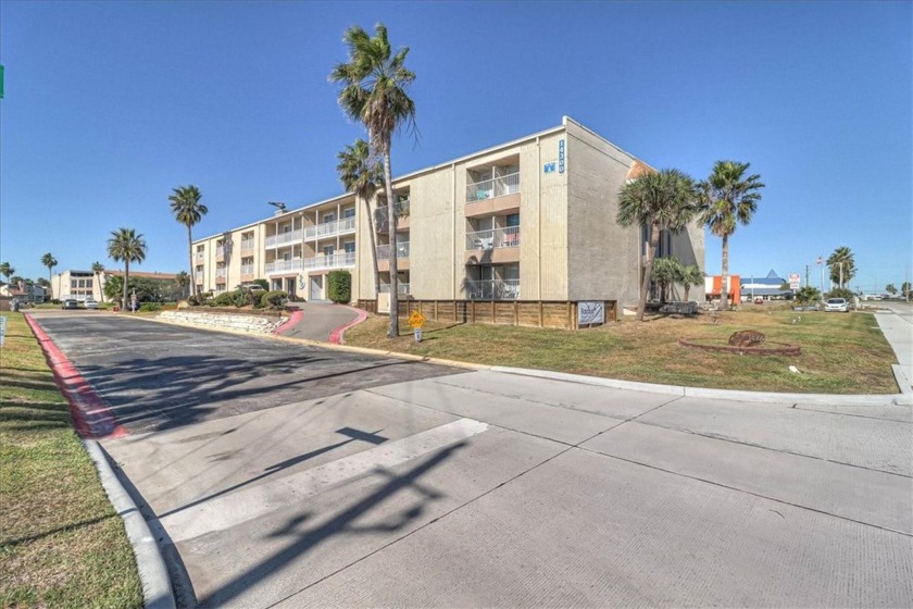 Anchor Resort #130. Updated studio condo with large kitchen area - Beach Condo for sale in Corpus Christi, Texas on Beachhouse.com